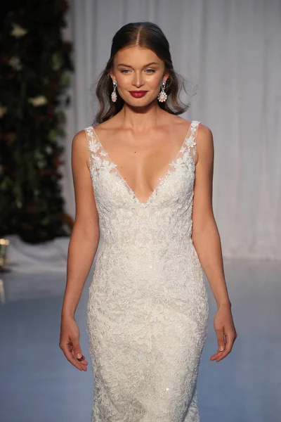 Anne Barge gelin gösteri