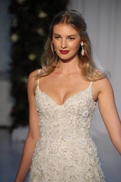 Anne Barge gelin gösteri