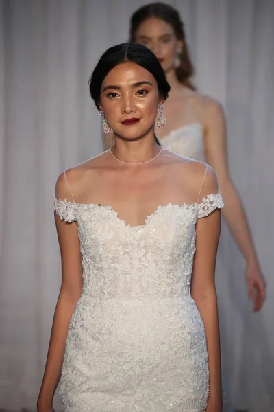 Anne Barge Bridal show — Stock Photo, Image