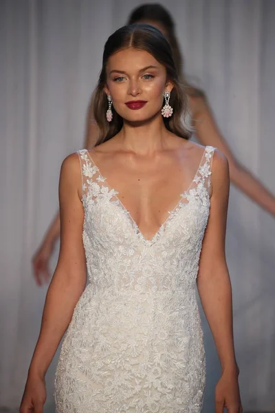 Anne Barge gelin gösteri 