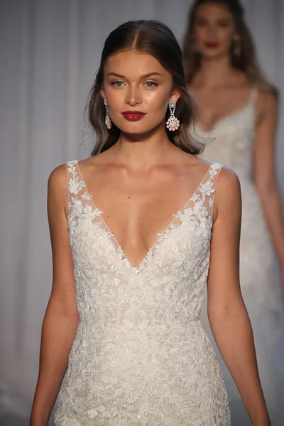 Anne Barge gelin gösteri 