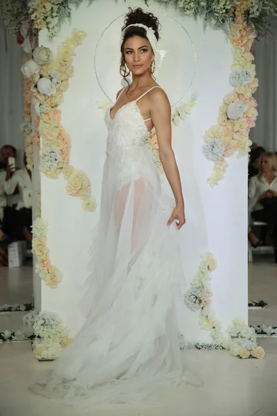 Julie Vino Havanna 2018 menyasszonyi gyűjtemény — Stock Fotó