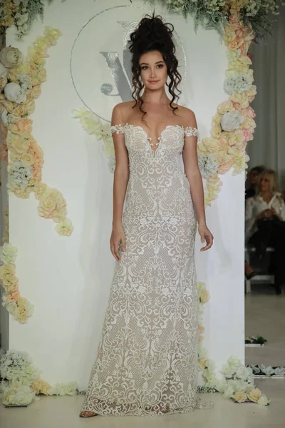 Julie Vino Hawana 2018 Bridal Collection — Zdjęcie stockowe