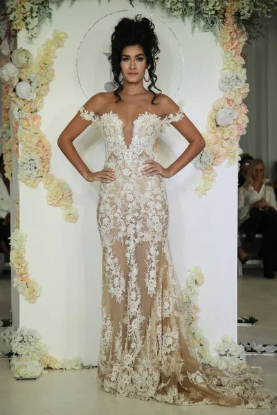 Julie Vino Havana 2018 Bridal Collection — Stock Photo, Image