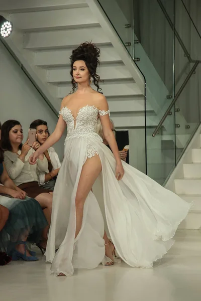 Julie Vino Hawana 2018 Bridal Collection — Zdjęcie stockowe