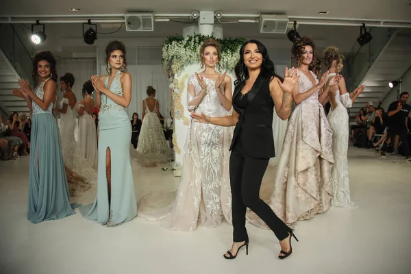 New York, Ny, Amerika Birleşik Devletleri - 7 Ekim 2017: Tasarımcı Julie Vino selamlıyor seyirci onu Julie Vino Havana 2018 Gelin Koleksiyonu pist show 404 10 Avenue New York gelin hafta boyunca, New York City sunulması sonra.