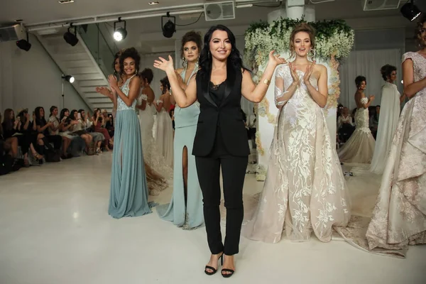 New York, Ny, Amerika Birleşik Devletleri - 7 Ekim 2017: Tasarımcı Julie Vino selamlıyor seyirci onu Julie Vino Havana 2018 Gelin Koleksiyonu pist show 404 10 Avenue New York gelin hafta boyunca, New York City sunulması sonra.