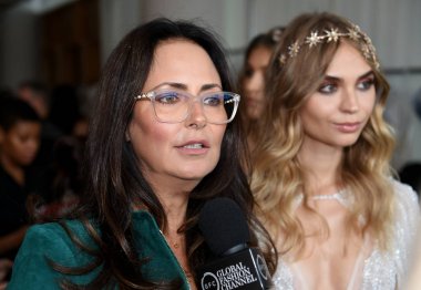 New York, Ny, Amerika Birleşik Devletleri - 6 Ekim 2017: Tasarımcı Berta Balilti (L) ve Berta gelin 2018 koleksiyonu pist gösterisi sırasında New York gelin hafta, New York City önce sahne arkasında poz modelleri.