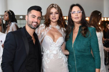 New York, Ny, Amerika Birleşik Devletleri - 6 Ekim 2017: Designer Berta Balilti (R) ve Berta gelin 2018 koleksiyonu pist gösterisi sırasında New York gelin hafta, New York City önce sahne arkasında poz ziyaretçi.