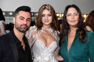 New York, Ny, Amerika Birleşik Devletleri - 6 Ekim 2017: Designer Berta Balilti (R) ve Berta gelin 2018 koleksiyonu pist gösterisi sırasında New York gelin hafta, New York City önce sahne arkasında poz ziyaretçi.