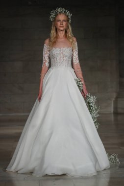 Reem Acra gelin gösteri