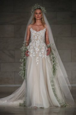 Reem Acra gelin gösteri