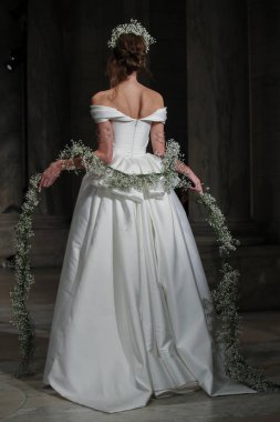 Reem Acra gelin gösteri