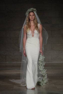 Reem Acra gelin gösteri