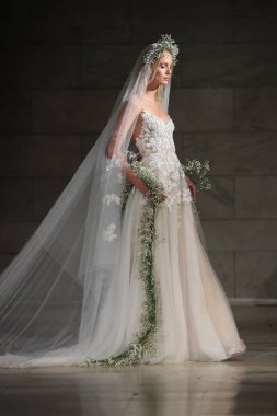 Reem Acra gelin gösteri