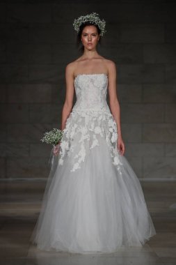 Reem Acra gelin gösteri