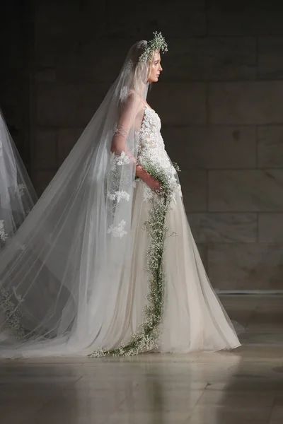 Reem Acra 婚纱秀 — 图库照片