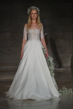 Reem Acra gelin gösteri