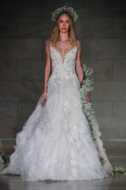 Reem Acra gelin gösteri
