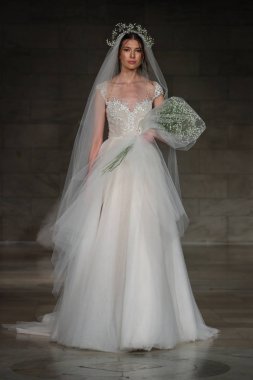 Reem Acra gelin gösteri
