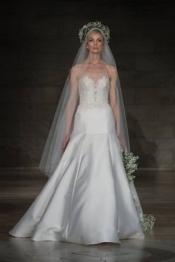 Reem Acra gelin gösteri
