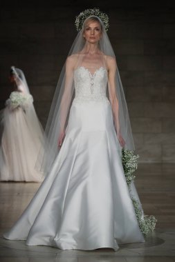 Reem Acra gelin gösteri