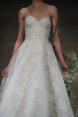 Reem Acra gelin gösteri