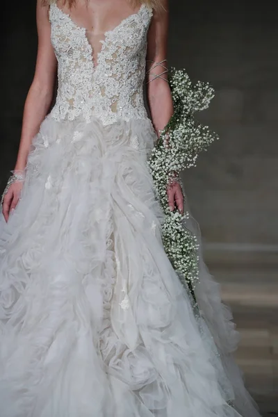 Reem Acra gelin gösteri