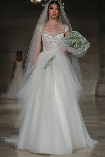 Reem Acra 브라 쇼 — 스톡 사진