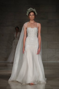 Reem Acra gelin gösteri