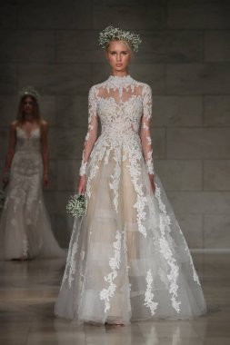 Reem Acra gelin gösteri