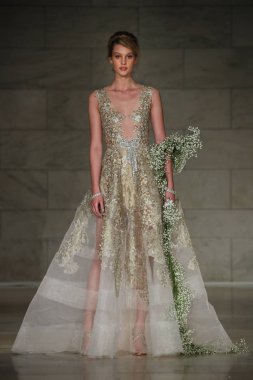 Reem Acra gelin gösteri