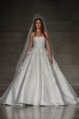 Reem Acra gelin gösteri