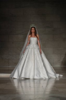 Reem Acra gelin gösteri