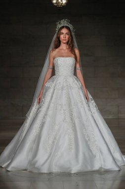 Reem Acra gelin gösteri