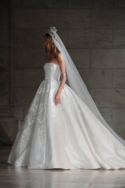 Reem Acra gelin gösteri