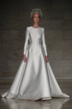 Reem Acra gelin gösteri