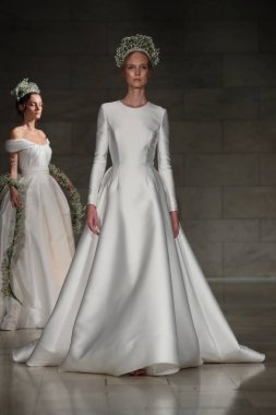 Reem Acra gelin gösteri