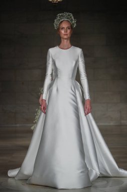 Reem Acra gelin gösteri