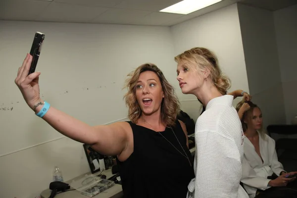 New York October Model Make Artist Posing Backstage Reem Acra — Stock Photo, Image