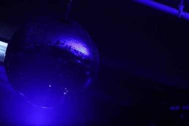 Parlak ışınları ile disko topu