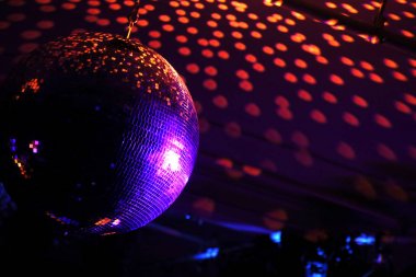 Parlak ışınları ile disko topu