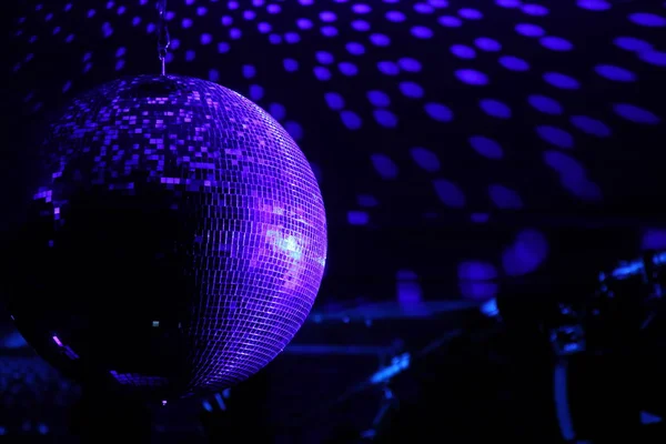 Disco bal met heldere stralen — Stockfoto