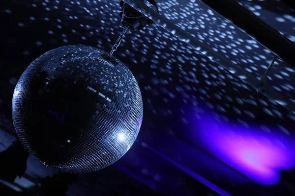 Disco bal met heldere stralen — Stockfoto