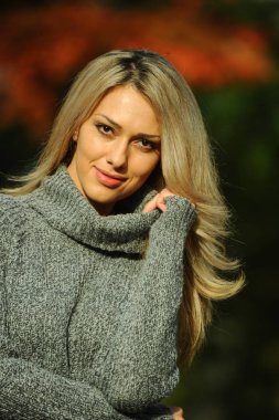 Güzel gülümseyen kız 