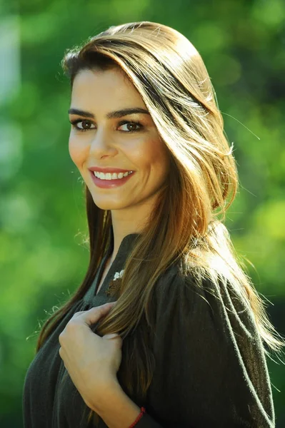 Menina bonita no parque de outono . — Fotografia de Stock