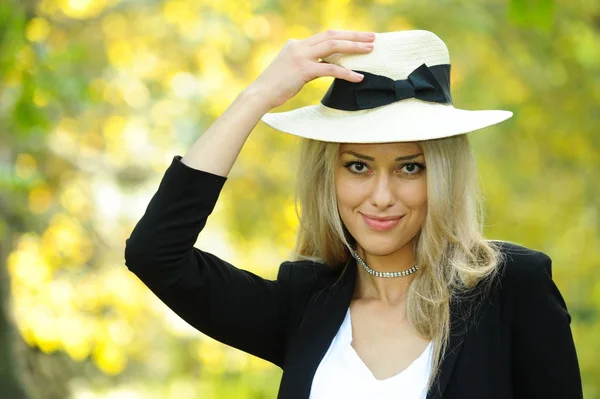 Modeporträt im Herbst — Stockfoto