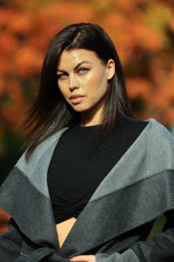 Şık ceket giymiş moda kadın