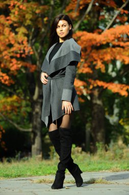 Şık ceket giymiş moda kadın