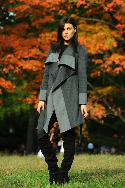 Модна жінка, одягнена в елегантне пальто — стокове фото